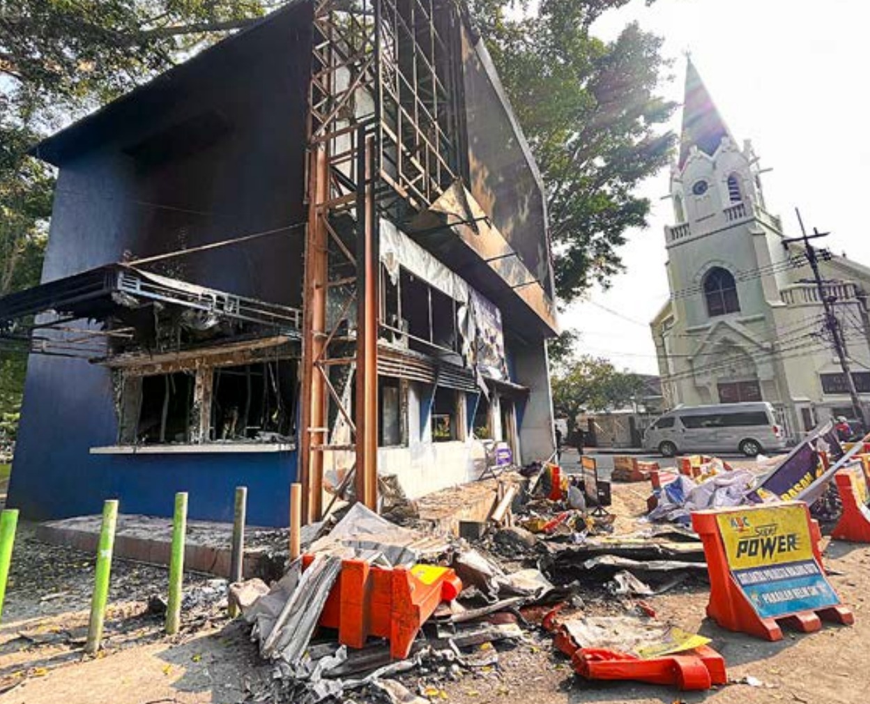 SISAKAN KERUSAKAN: Pos Polisi di Alun-Alun Merdeka jadi salah satu sasaran amarah massa pada Sabtu dini hari (30/8).