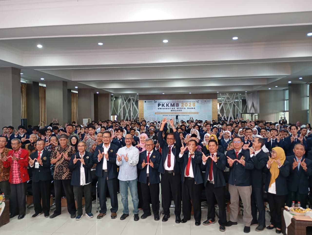 KOMITMEN: Mantan Ketua Komisi Pemberantasan Korupsi (KPK) periode 2011&ndash;2015, Abraham Samad, sebagai pembicara utama dalam kegiatan PKKMB 2025 UWG Malang.