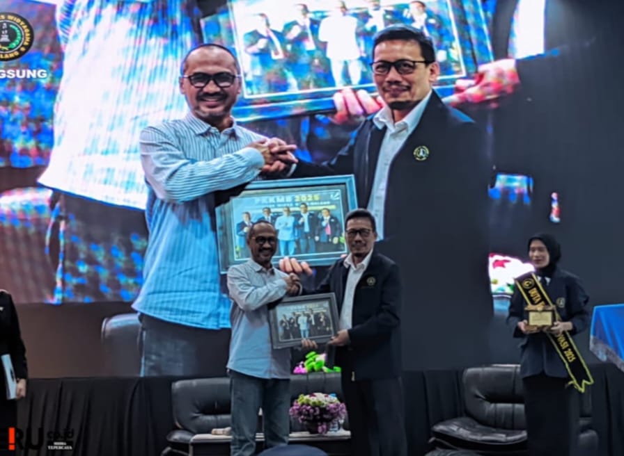 ANTI KORUPSI: Rektor UWG, Dr. Anwar SH MHum bersama Abraham Samad.