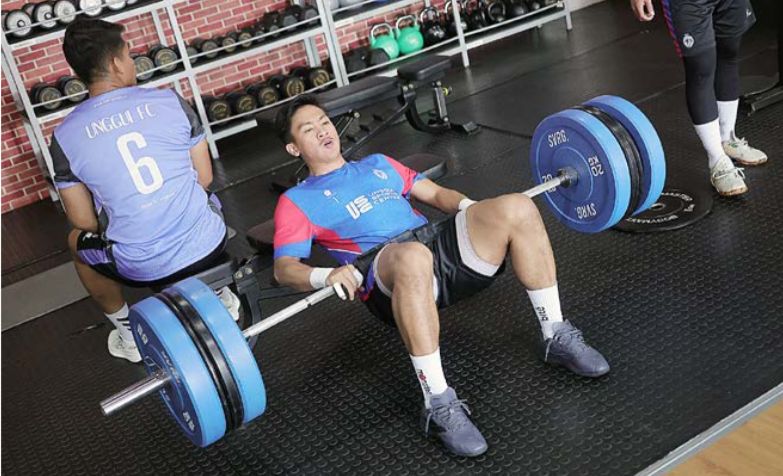 SIAP KERJA KERAS: Angga Ariansyah berhasil menangkap bola dalam sesi latihan tim di Unggul Sports Center beberapa waktu lalu.