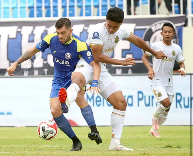 USUNG KONSEP BERBEDA: Winger Arema FC Ian Puleio berusaha melewati penggawa Bhayangkara Presisi Lampung FC di laga Super League, 22 Agustus lalu.