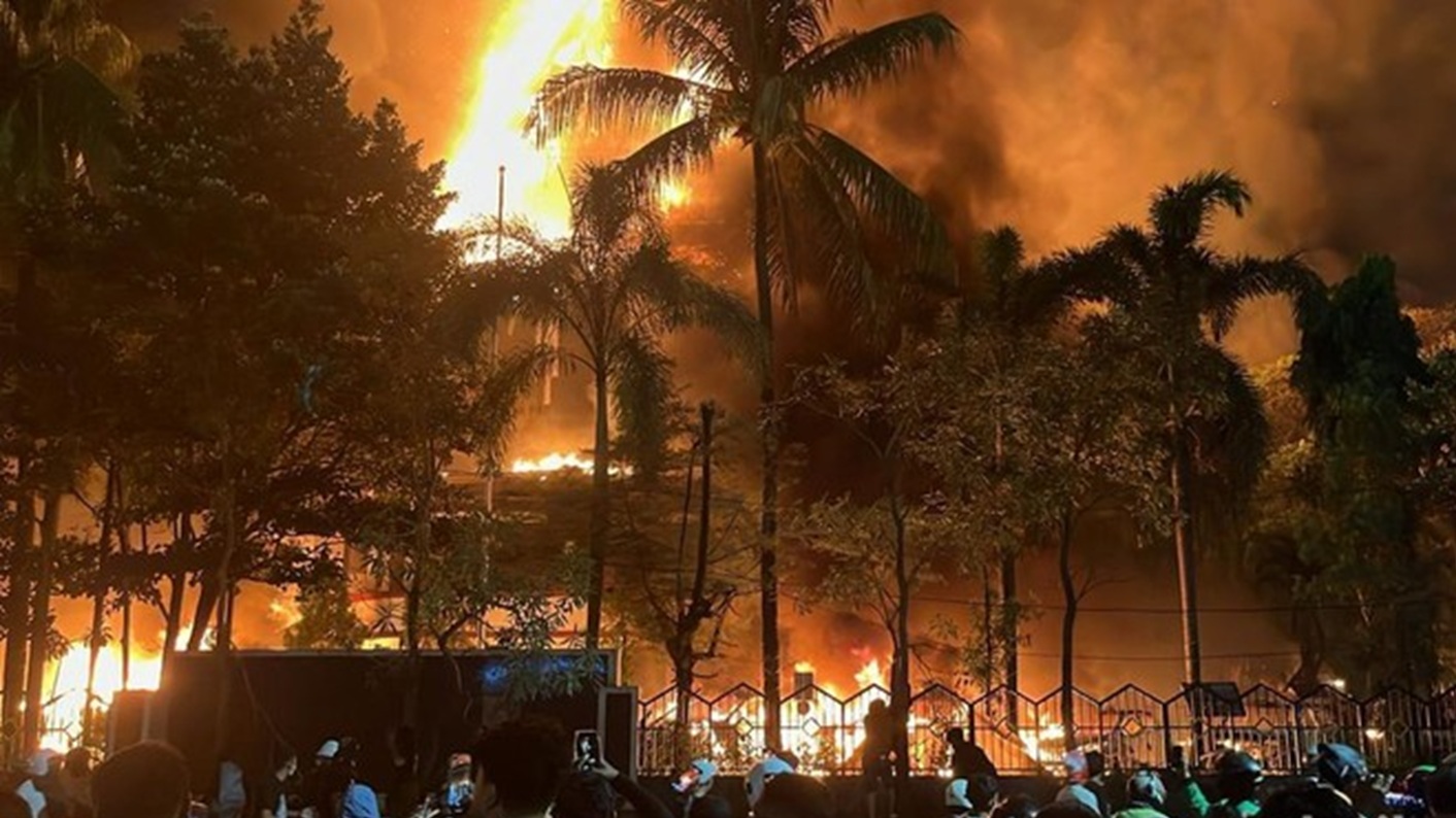 CHAOS: Gedung DPRD Dibakar di Makassar, Empat Orang Tewas