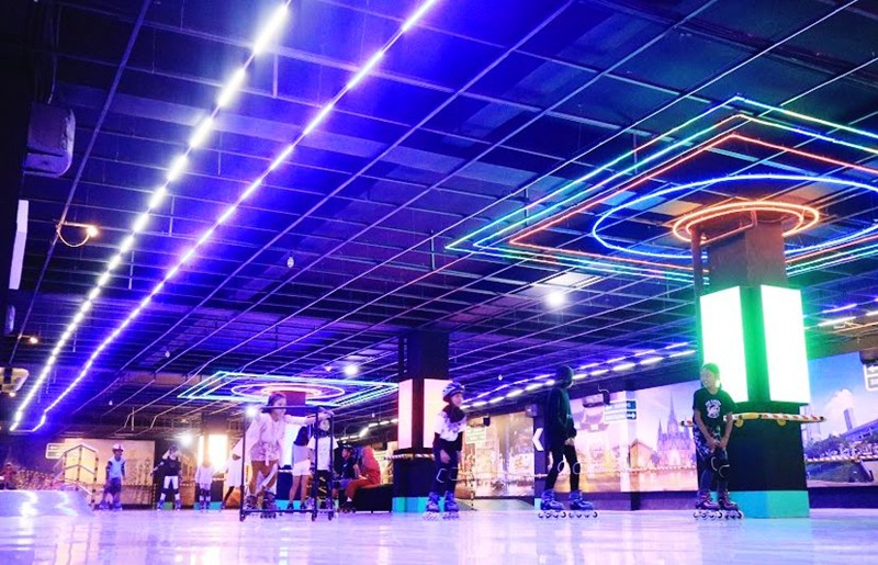 SERU! Main Sepatu Roda di Woozy Roller Skate