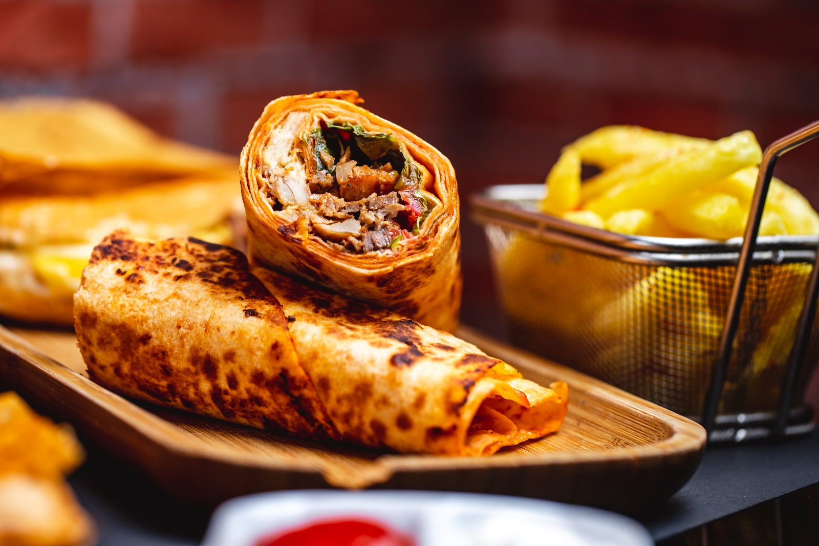 NIKMAT: Roti tipis, daging gurih, sayur segar, saus melimpah paket lengkap di dalam satu kebab.