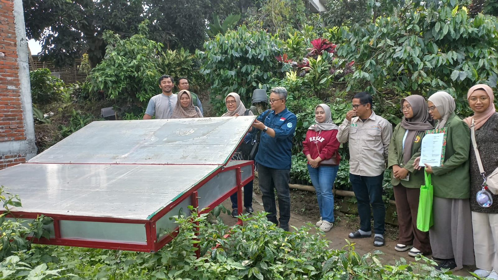 PEDULI: Tim dari UPN Veteran Jatim Surabaya menyerahkan bantuan alat pengering kopi tenaga surya kepada BUMDESma Giri Arjuno Desa Bulukerto, Bumiaji, Kota Batu, Minggu (31/8).