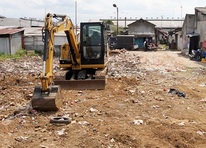 INFRASTRUKTUR: Satu unit alat berat meratakan yang akan ditempati pedagang PIG kemarin (31/8).