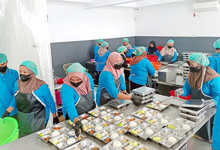 DEMI PEMENUHAN GIZI: Pegawai SPPG Morse di Jalan Trunojoyo, Klojen, menyiapkan menu Makan Bergizi Gratis (MBG) untuk para pelajar.