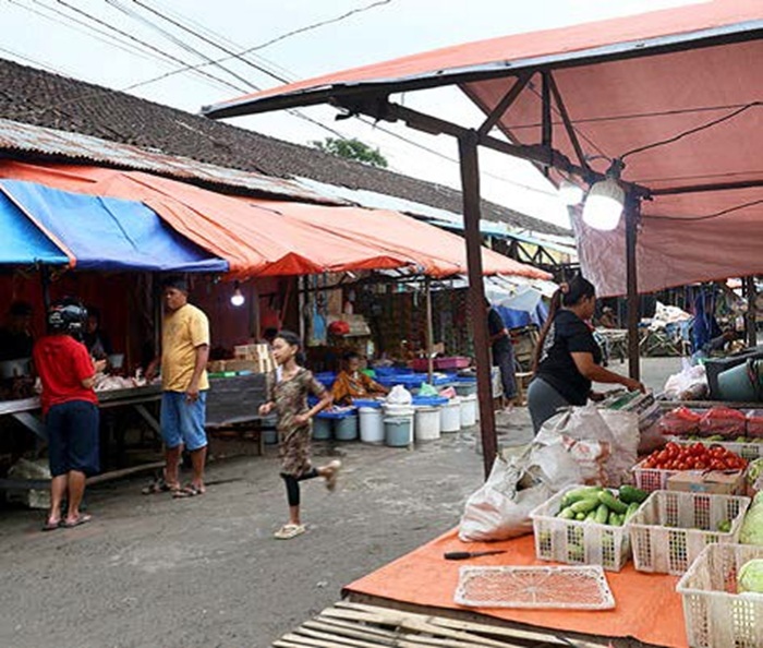 TERKATUNG-KATUNG: Para pedagang Pasar Blimbing berjualan seperti biasa. Mereka tak kunjung direlokasi lantaran belum ada kesepakatan dengan investor.