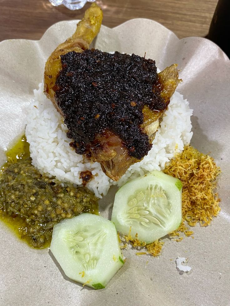 PEDAS: Sepiring bebek bumbu hitam khas Malang ini siap manjakan lidah dengan cita rasa rempah pekat dan sambal yang menggoda.