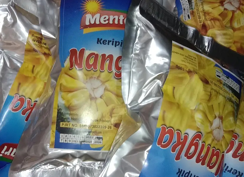 Suasana grosir keripik buah di Malang, selalu ramai pembeli yang mencari oleh-oleh khas kota ini.