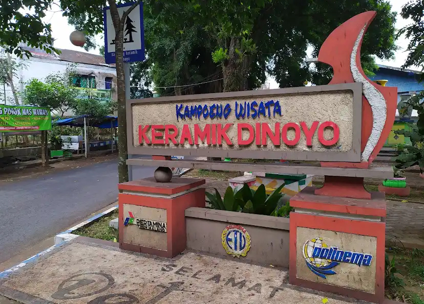 Pengrajin di Kampung Keramik Dinoyo Malang, mempertahankan tradisi kreatif yang diwariskan turun-temurun.