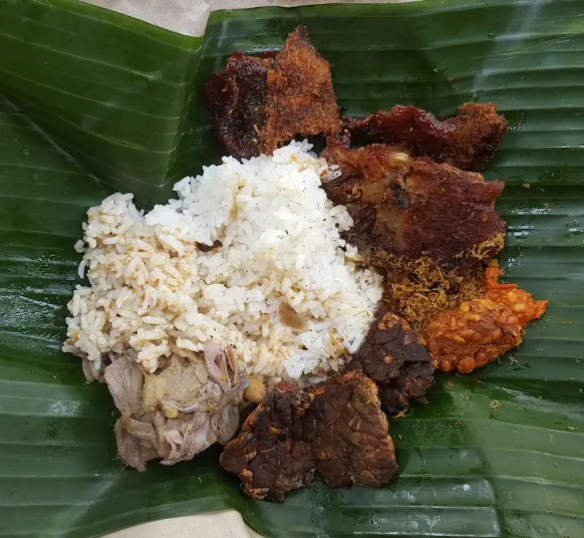 Aktivitas kuliner di sekitar Pasar Kebalen Malang, menghadirkan cita rasa legendaris yang tak lekang waktu.