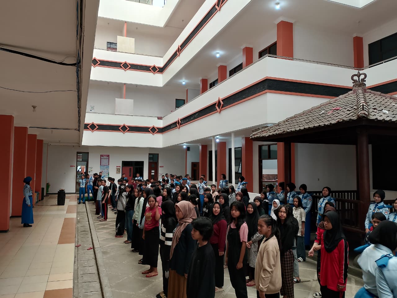 PENDIDIKAN KARAKTER: Para siswa kelas XII SMAN Taruna Nala Jatim memberikan contoh dan praktik langsung tata cara apel kepada seluruh siswa SRMP 16 Kota Malang.