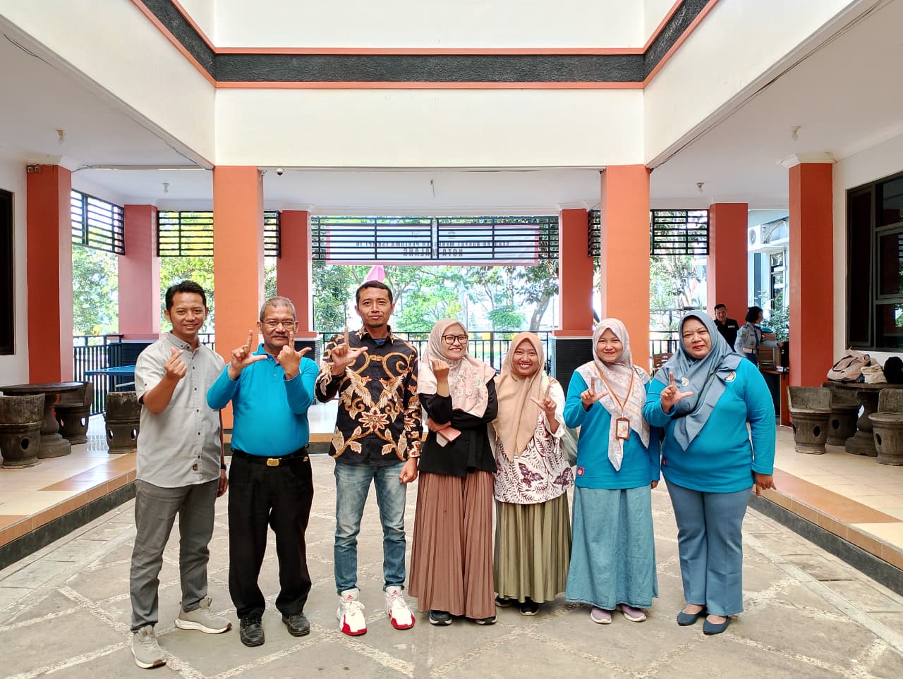 SHARING ILMU: Guru pendamping dari SMAN Taruna Nala Jatim dan Sekolah Rakyat Menengah Pertama (SRMP) 16 Kota Malang saat acara Community Service, Sabtu (30/8)