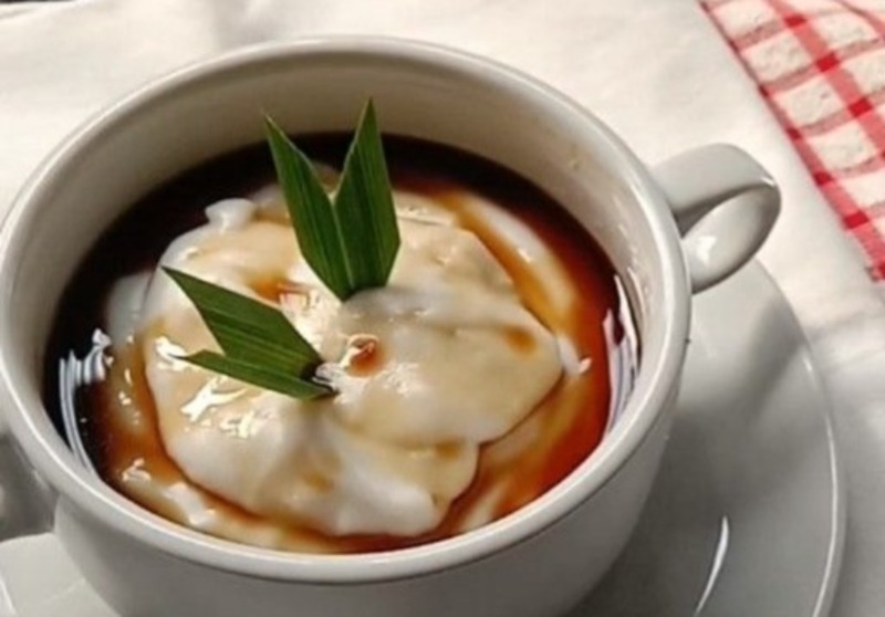 KULINER TRADISIONAL: Bubur sumsum bertekstur lembut yang berpadu dengan manisnya gula merah.