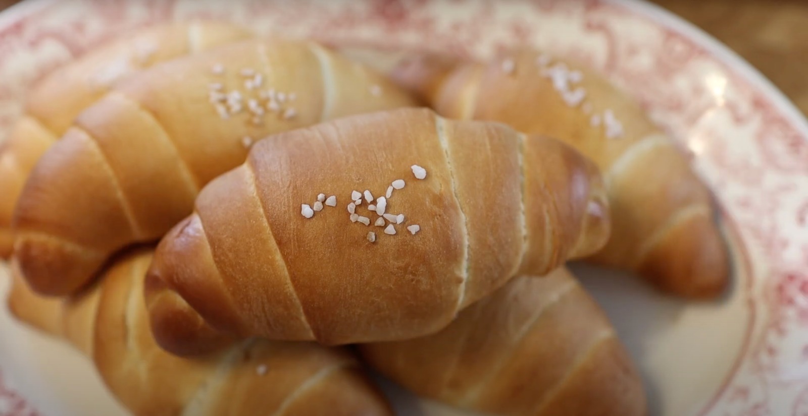 RENYAH: Korean salt bread yang sedang viral dengan luaran renyah dan tekstur isian yang lembut.