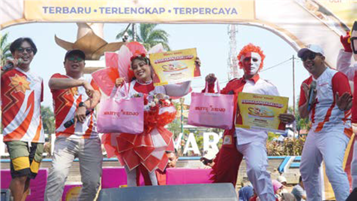 DAPATHADIAH: Ibu-ibu juara best dresscode menerima bingkisan dari Toko Emas Wahyu Redjo.