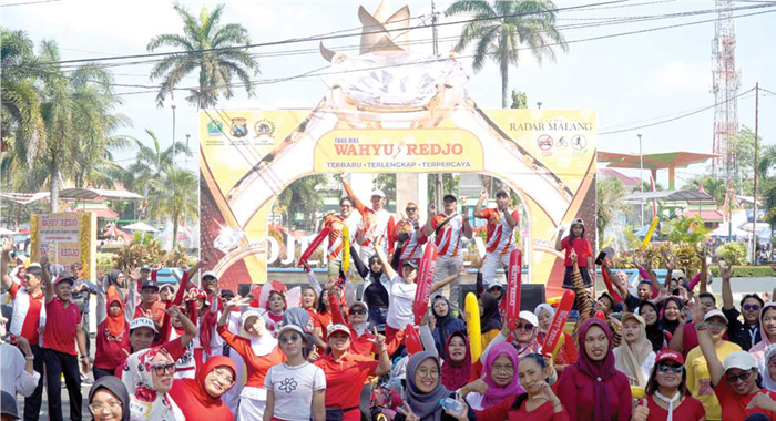 MERIAH: Pengunjung CFD Merdeka merayakan HUT ke-80 Republik Indonesia bersama Toko Emas Wahyu Redjo kemarin (31/8).