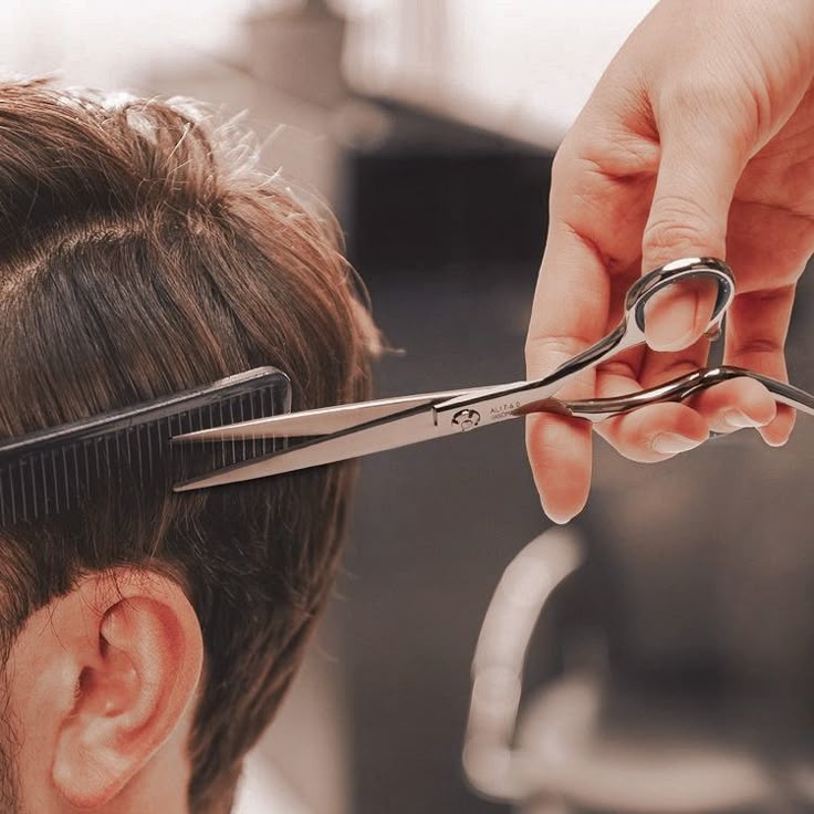 HEMAT: Barbershop di Malang ini siap bikin tampilan rapi dengan harga ramah kantong