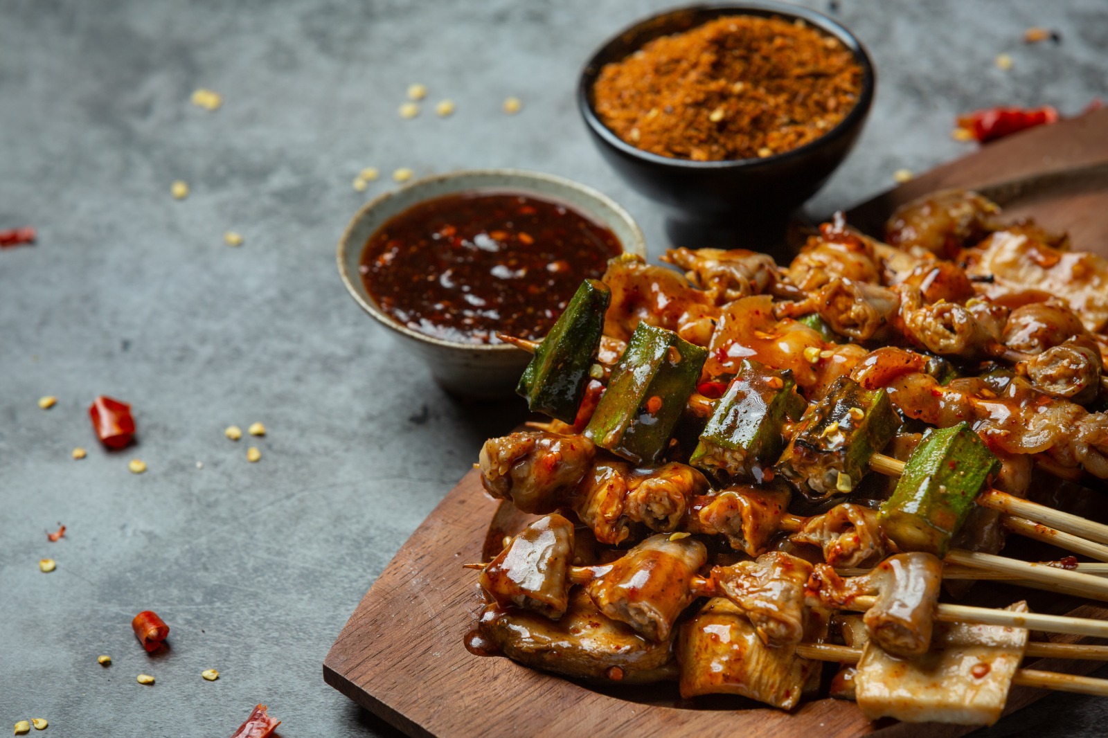 MENGGODA: Seporsi sate Padang hangat dengan saus kental nan gurih di Malang, bikin siapa pun susah move on dari kenikmatannya