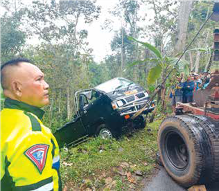 SLIP BAN: Polisi mengevakuasi pikap bernopol N 8171 CL yang masuk ke jurang di Dusun Bumirejo, Desa Kebobang, Kecamatan Wonosari.