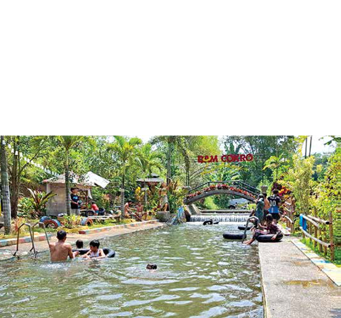 WAHANA FAVORIT: Anak-Anak berenang di Dam Cokro kemarin siang. Sejak dibuka dua tahun lalu, Dam Cokro makin ramai dikunjungi.