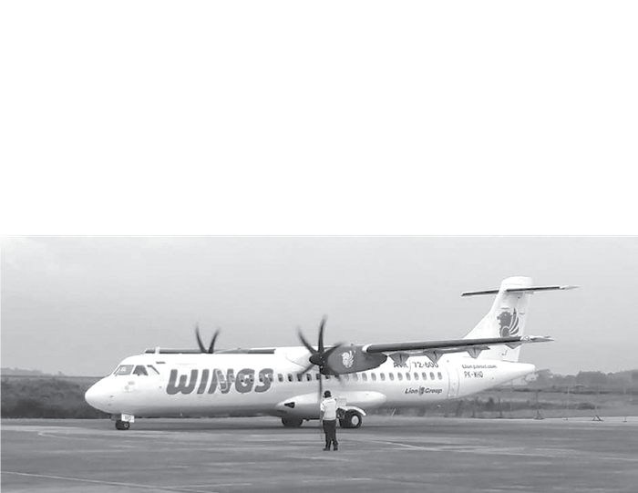SIAP BERANGKAT : Maskapai Wings Air rute Malang-Denpasar hendak lepas landas di Bandara Abdulrachman Saleh, Kecamatan Pakis, ketika masih aktif beberapa waktu lalu.