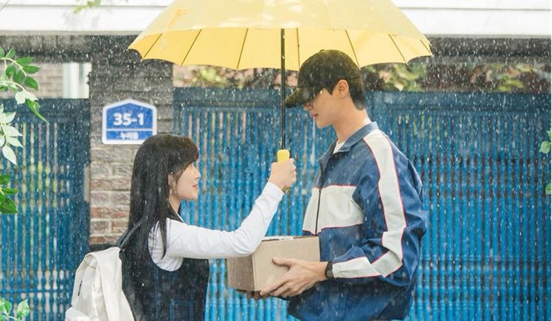 Scene dalam drama Lovely Runner dengan backsound Sudden Shower