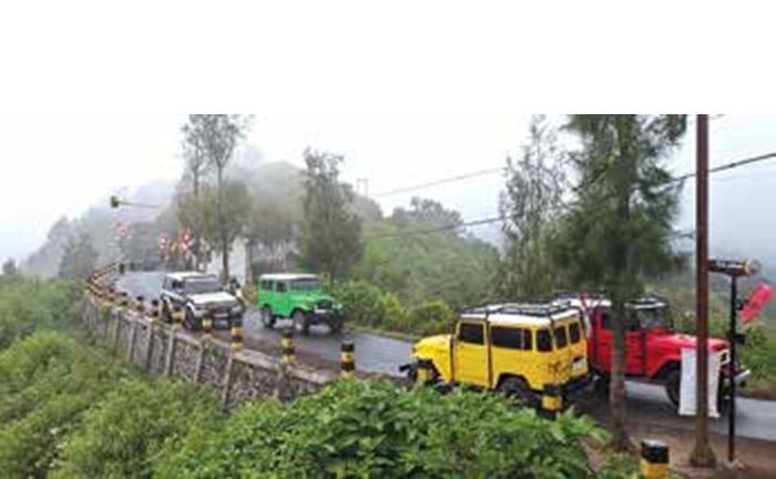 DESTINASI FAVORIT: Rombongan Jip berisi penumpang masuk ke Gunung Bromo melalui Pintu Jemplang, Desa Ngadas, Poncokusumo.