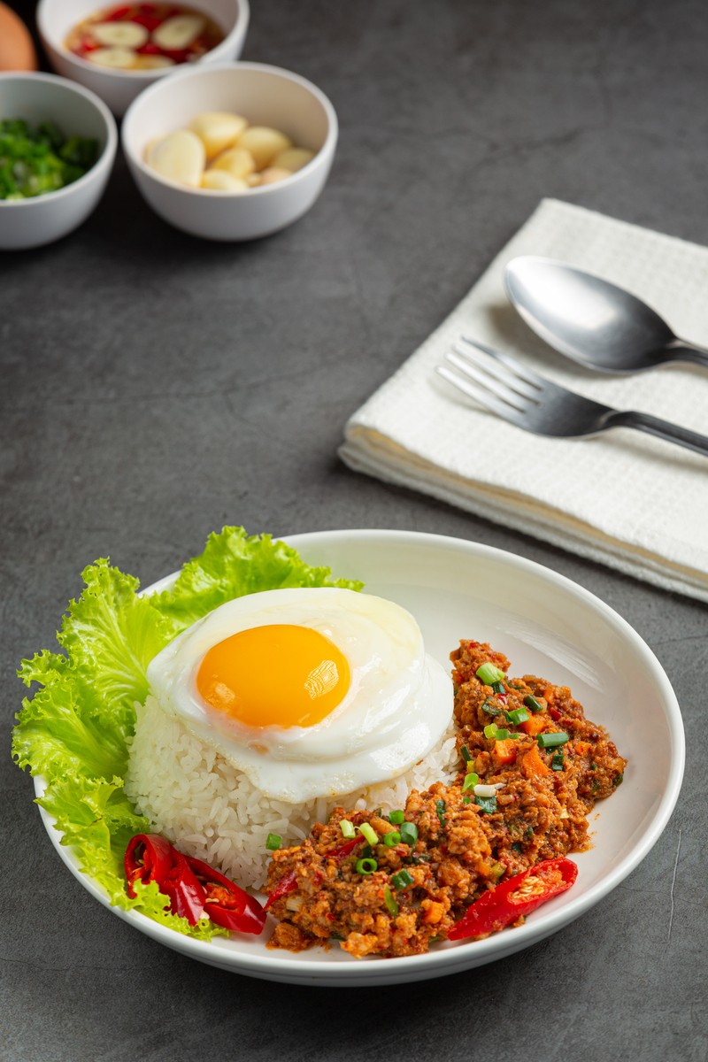 EKONOMIS: Ayam geprek yang free refill sering diminati mahasiswa