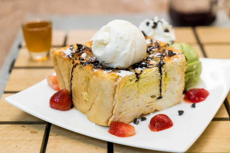PENUH TOPPING: Roti bakar kuliner yang bikin kangen