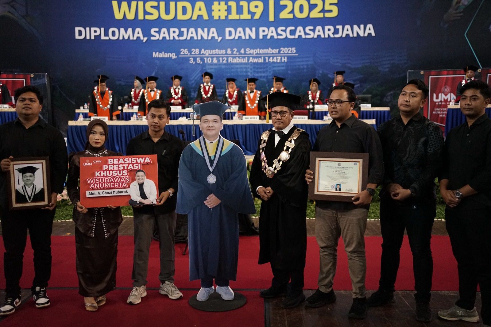UNTUK ALMARHUM: Rektor UMM Prof Dr Nazaruddin Malik MSi (empat dari kanan) menyerahkan beasiswa prestasi khusus untuk Ghozi Mubarok kepada keluarga almarhum dan mengukuhnya sebagai wisudawan anumerta.