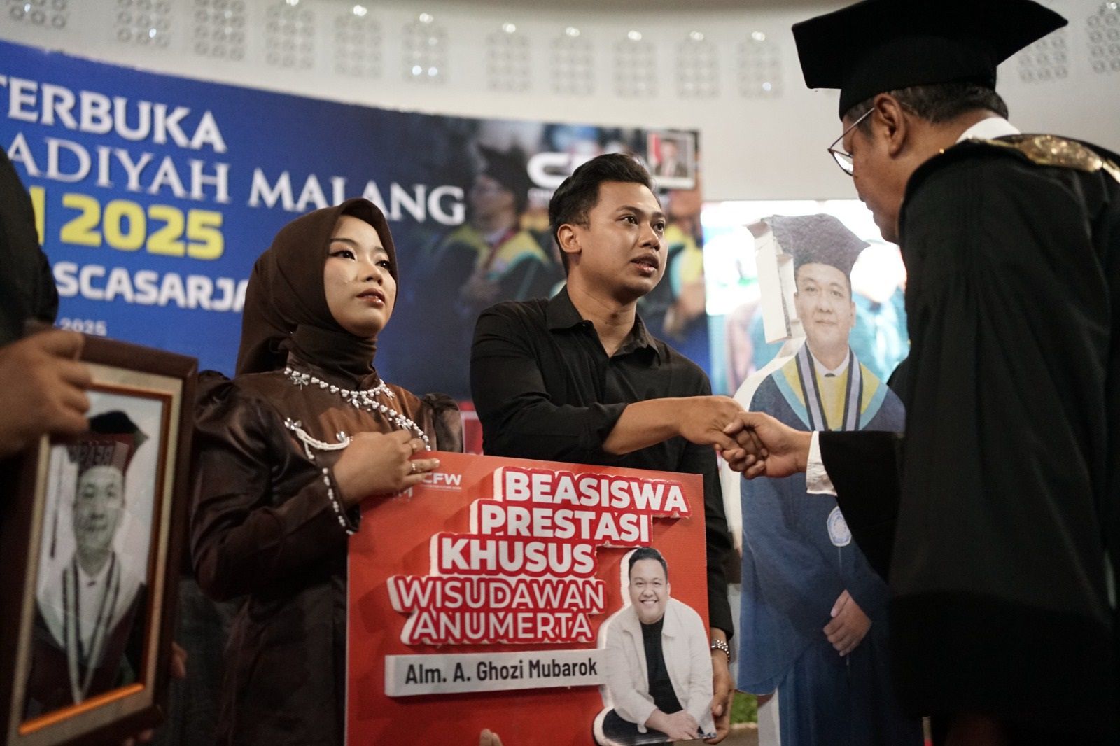 WISUDAWAN ANUMERTA: Viki Nurohmah, adik Ghozi (kiri) hadir dalam wisuda UMM kemarin. (Darmono/Radar Malang)