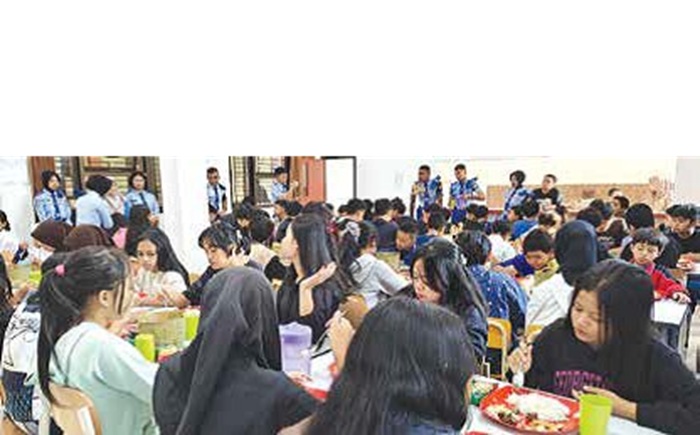 PENDIDIKAN KARAKTER: Para siswa kelas XII SMAN Taruna Nala Jatim memberikan contoh dan praktik langsung tata cara makan di ruang makan kepada seluruh siswa SRMP 16 Kota Malang.