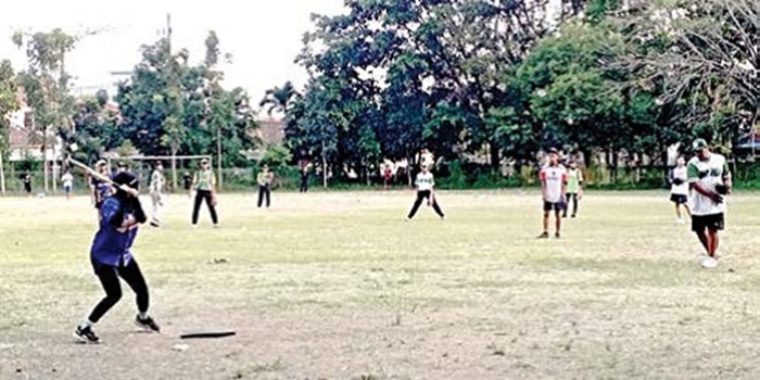 BANYAK BERTANDING: Atlet Softball Kota Malang berlatih di Lapangan Taman Gayam, Kecamatan Klojen, beberapa waktu lalu.