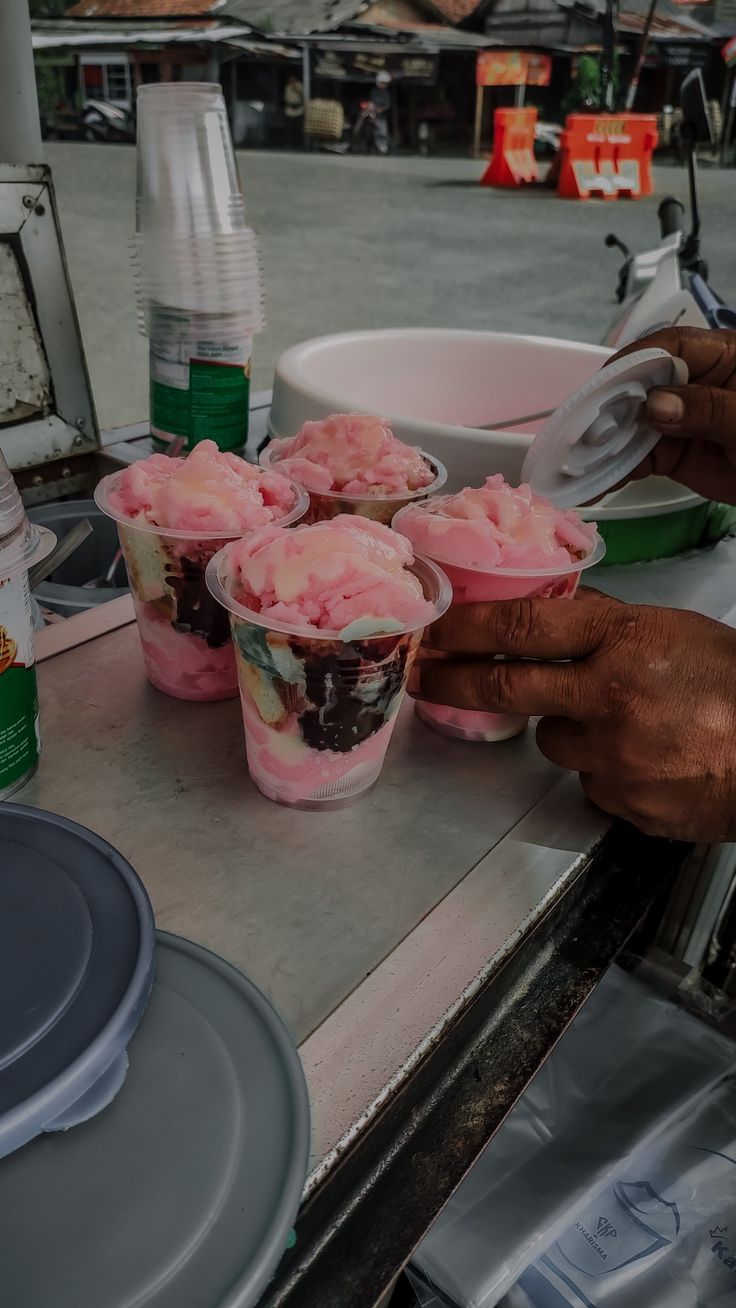 SEGAR: Segelas es doger manis dengan isian tape, ketan hitam, dan kelapa muda jadi pilihan pas buat ngadem seharian di Malang.
