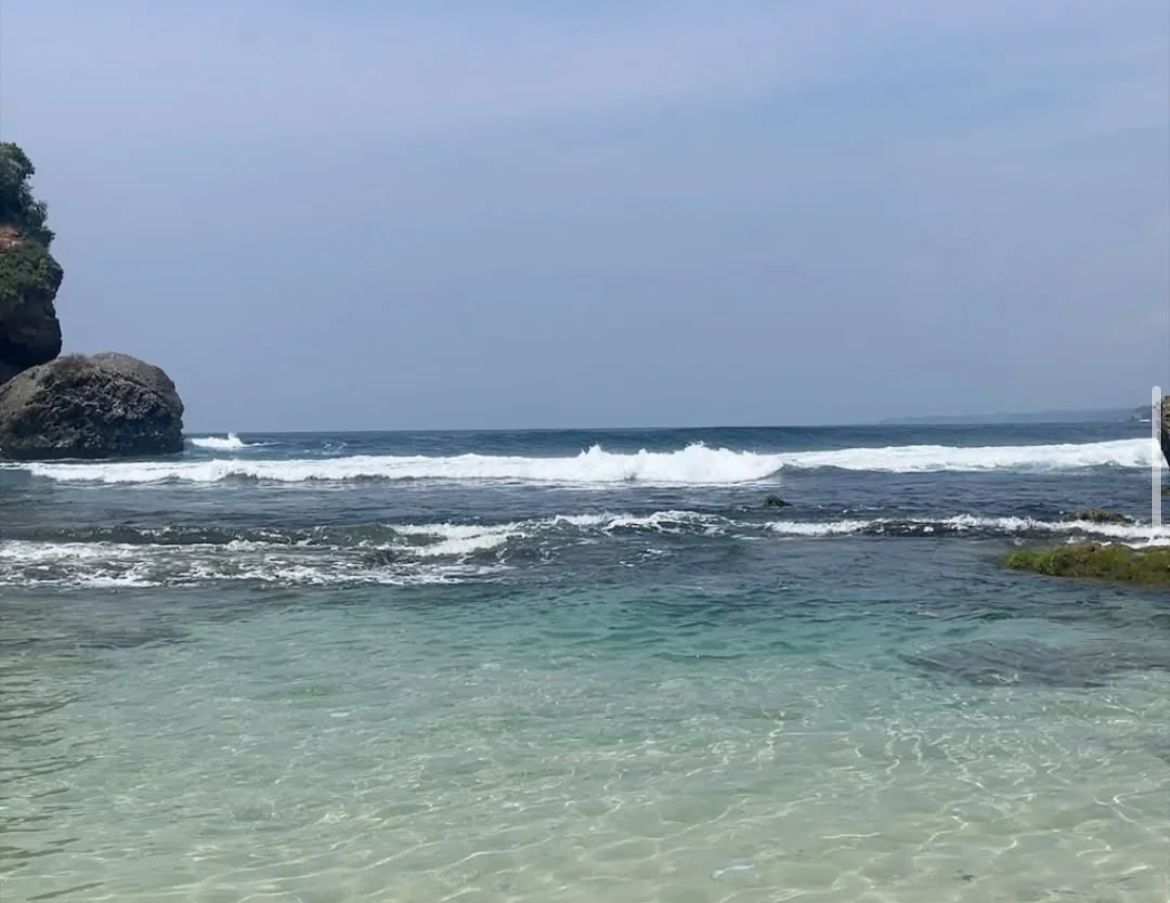 Indahnya pemandangan di salah satu pantai malang selatan, yaitu pantai batu bengkung
