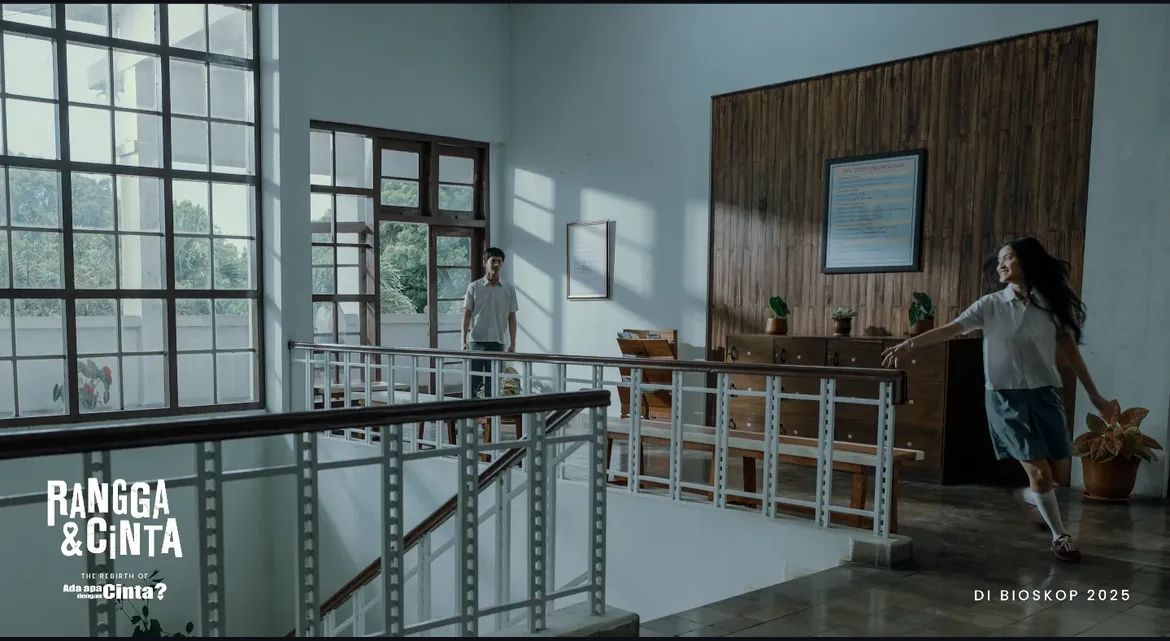 ASMARA REMAJA: Rangga dan Cinta dalam salah satu adegan film AADC Remake.