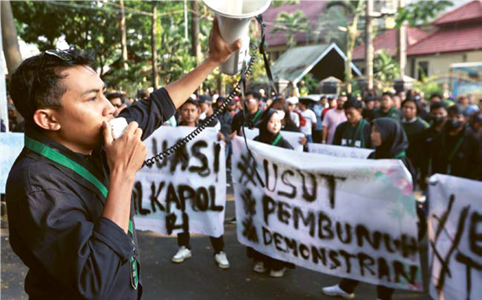 AMAN:  Massa dari HMI Malang Raya dan beberapa driver ojek online menyampaikan aspirasinya di depan Gedung DPRD Kota Malang, k
