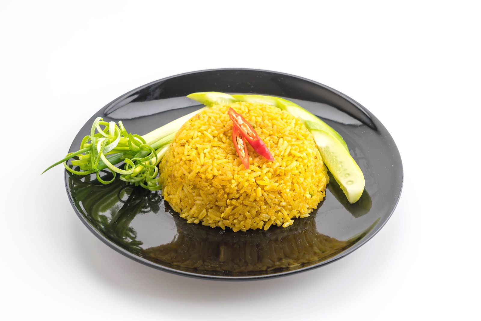 LEZAT: Otentik dan menggugah selera, sepiring nasi kuning hangat lengkap dengan lauk pauk siap jadi teman sarapan yang penuh energi.