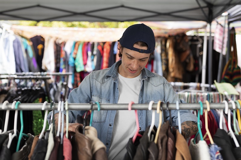 TIPS BERMANFAAT: Tips Cerdas Memilih Baju Thrift Biar Tetap Stylish Tanpa Boros