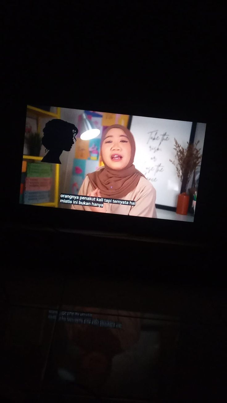 MENCEKAM: Storyteller horor YouTube ini siap menemani malam dengan kisah penuh misteri dan bikin bulu kuduk berdiri.