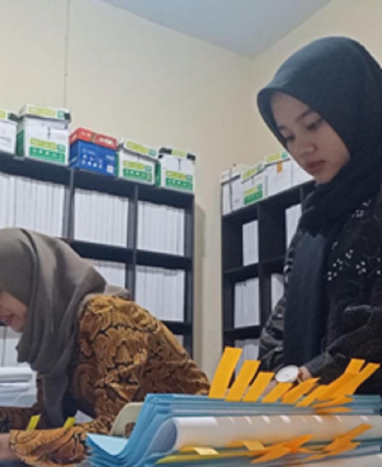 TERAMPIL: Nesya mengikuti magang di Bidang Bina Marga Dinas Pekerjaan Umum dan Tata Ruang (PUTR) Kabupaten Lumajang.