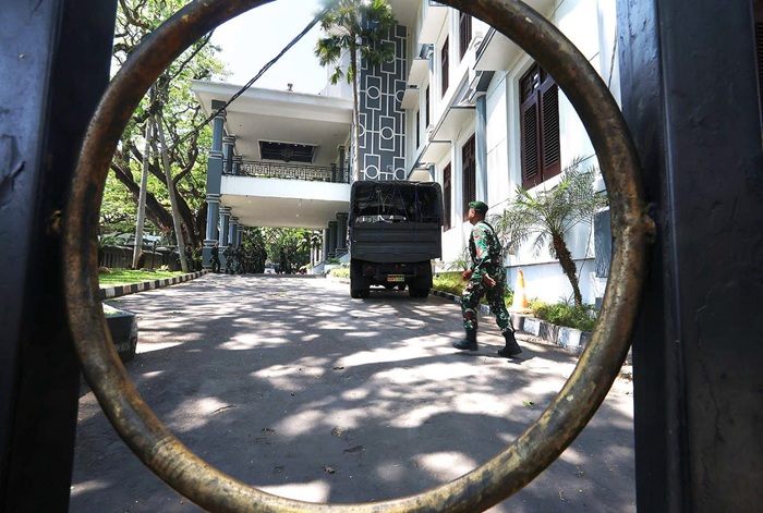 LANGKAH ANTISIPASI: Personel TNI berjaga di setiap sudut gedung DPRD Kota Malang sampai kemarin (2/9). Rapat paripurna digelar secara hybrid, ada yang luring dan daring.