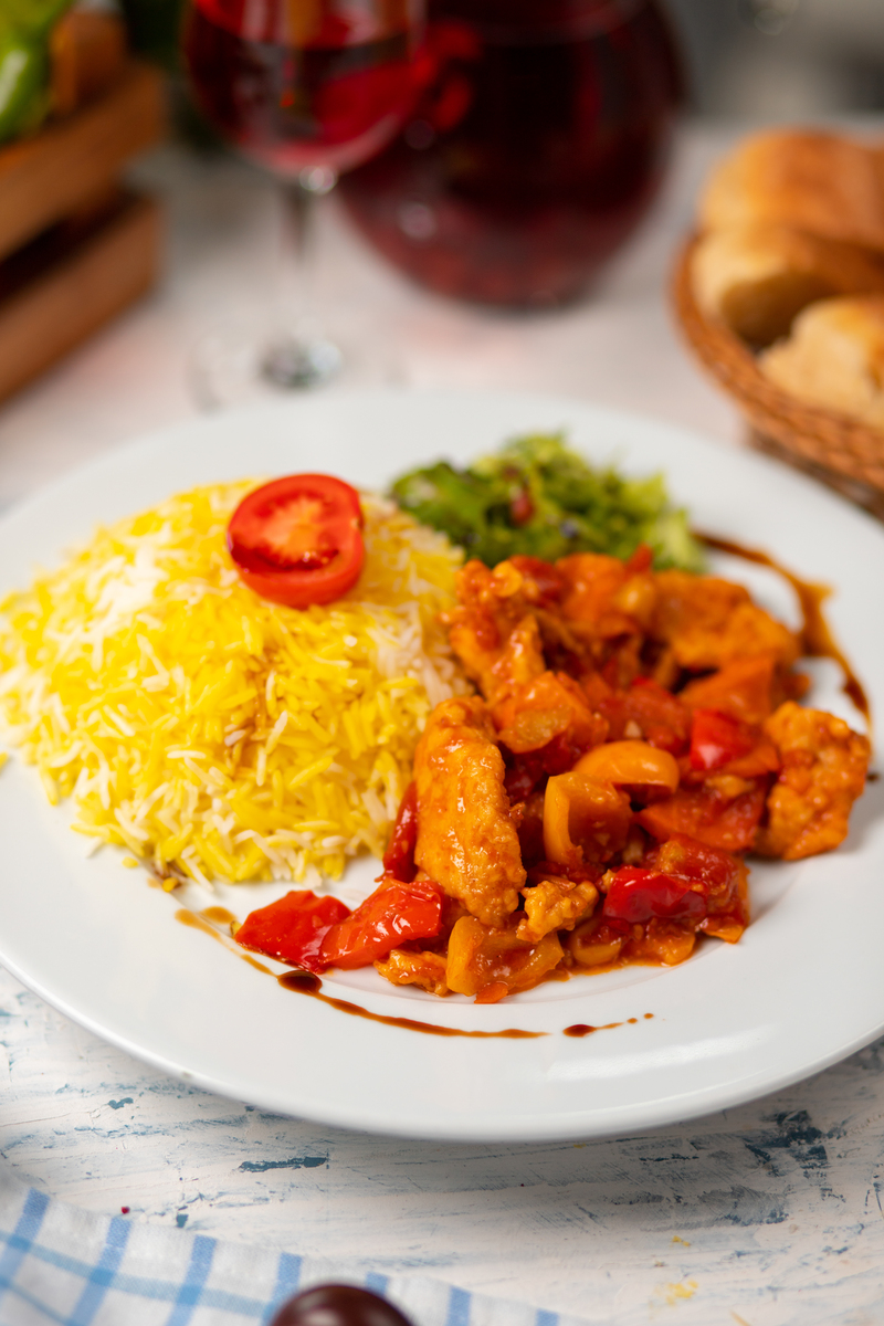 FAVORIT MAHASISWA: Harga nasi kuning yang murah menjadi daya tarik tersendiri
