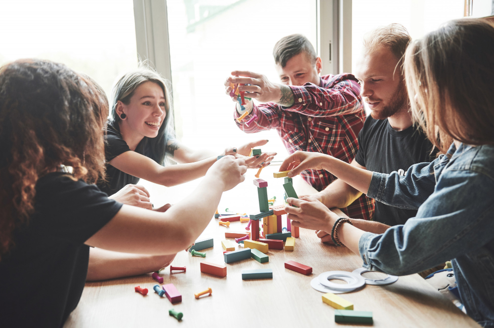 SERU: Nongkrong sambil main board games bareng teman-teman.