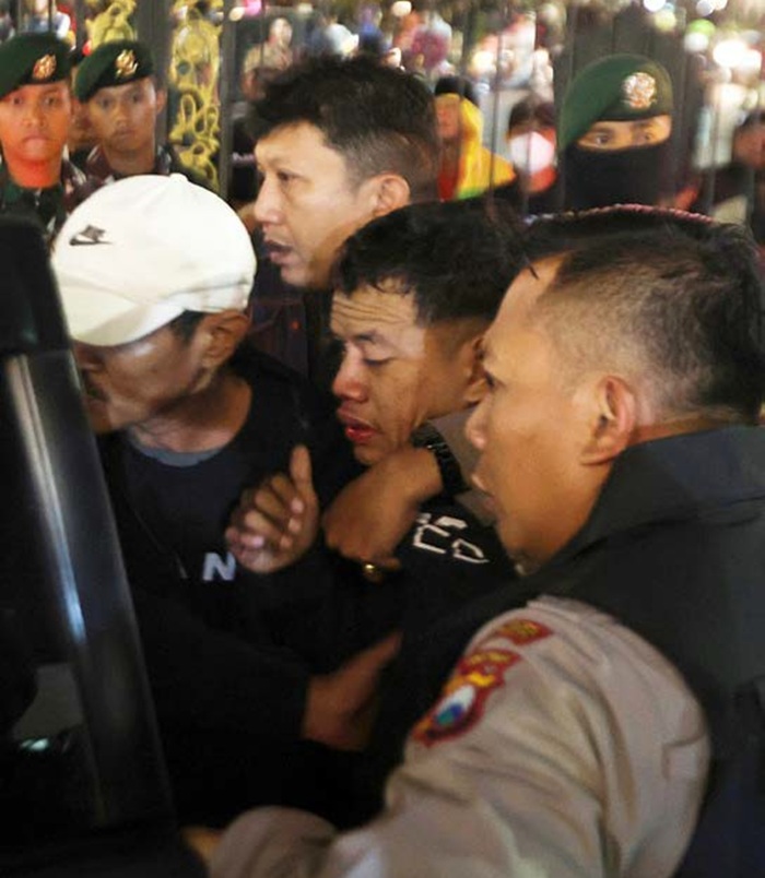 DALAMI MOTIFNYA: Salah satu pelaku pembawa bom molotov diamankan polisi di sekitar Alun-Alun Tugu, Senin malam (1/9).