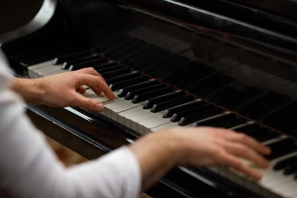 MENENANGKAN: Instrumental piano yang menawarkan ruang untuk menenangkan pikiran sekaligus membangkitkan emosi yang sulit diungkapkan kata-kata.