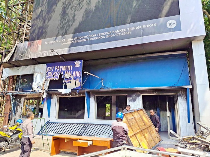 SATU PERSATU: Pos polisi di Alun-Alun Merdeka bakal diperbaiki terlebih dahulu. Sebab, pos itu juga berfungsi sebagai lokasi Samsat Payment Point.