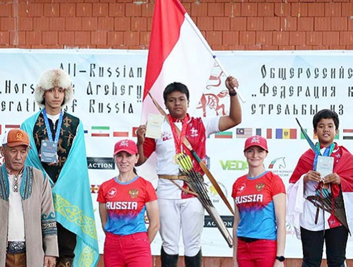 JATUH BANGUN: Daniel Azmi Muhammad (tiga dari kanan) meraih medali emas kategori Hunt Track IHAA Nation Cup 2025 di Pegas Equestrian Club, Serpukhov, Rusia pada 18-20 Agustus lalu.